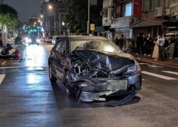 影音/台北永康商圈 汽車失控連撞13車1人輕傷