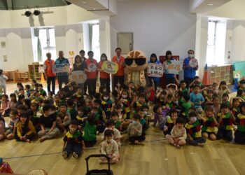 「崇廉尚潔-向上躍升校園宣講列車」開抵竹東鎮立幼兒園 竹縣府廉政團隊及竹東鎮郭遠彰與學生同樂