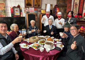 春節前夕中榮副院長到府訪視獨居榮民　致贈溫馨五星年菜