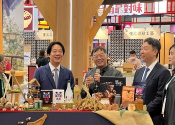 總統賴清德參訪美食展嘉義館　品嚐「鄒伙呷」特色美食