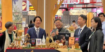 總統賴清德參訪美食展嘉義館　品嚐「鄒伙呷」特色美食