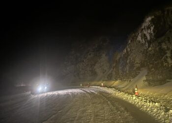 雪封合歡山區 大年初一公路局清晨鏟雪車鏟雪