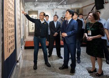 參訪臺灣民主尋蹤書法展感受前人貢獻 賴清德盼國人珍惜得來不易的民主