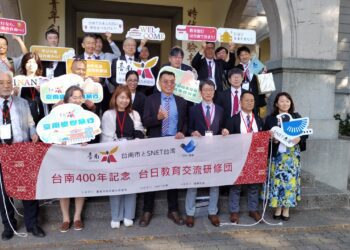 台日教育研修團參訪台南一中　讚嘆百年大榕樹、校史館及文物館