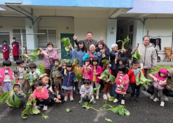 迎接新年好彩頭 花蓮榮家老幼歡樂拔蘿蔔