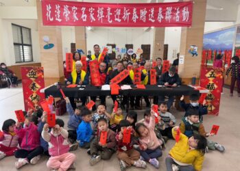 花蓮榮家老幼齊賀歲 長青書畫揮毫迎新春