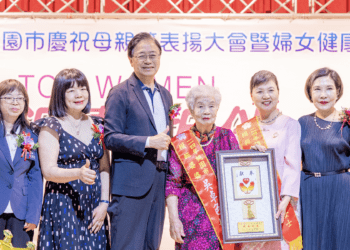 媽媽是家庭的支柱 張善政表揚模範婆媳 祝福所有媽媽母親節快樂！