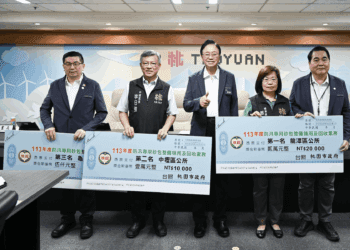 張善政頒獎表揚防汛績優 喊話區公所：砂包調度不容鬆懈