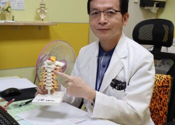 婦人跌倒頸椎骨折被誤為帕金斯症　員榮神內、外醫師聯手診治手術