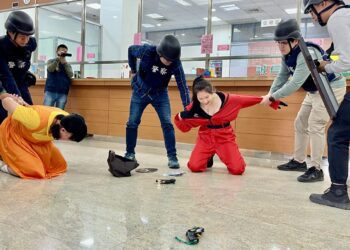 銀行秒變「魷魚遊戲」戰場　員林警、銀防搶情節緊湊 網友大呼太刺激