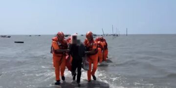 芳苑民眾受困潮間帶 海巡即時馳援安全接駁返岸