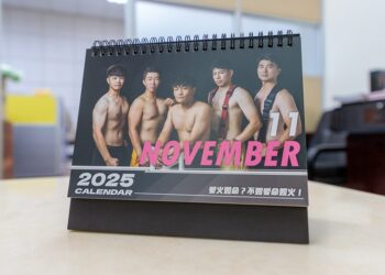 消防英雄，蛇麼都平安　嘉義縣消防桌曆活力登場