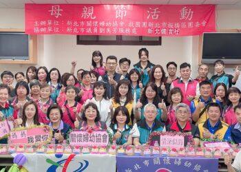 康乃馨旋律傳愛！救國團新北團委會結合關懷婦幼協會辦 DIY 活動 音樂鈴轉贈弱勢母親暖心頭