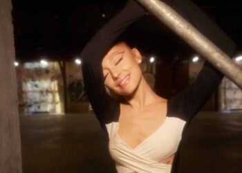 流行天后亞莉安娜睽違三年出新曲！MV 曝全新副業產品？粉絲笑回「想預購」