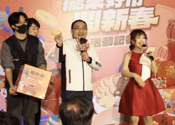 新北市長現身市場送祝福 加碼抽好運年菜組 民眾搶先拜年