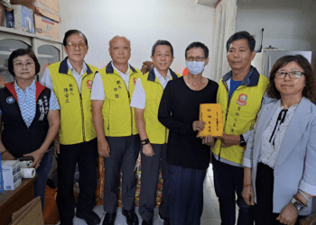 父母雙罹病 就讀警專之子想休學賺錢 圓融行善團馳援助學19萬