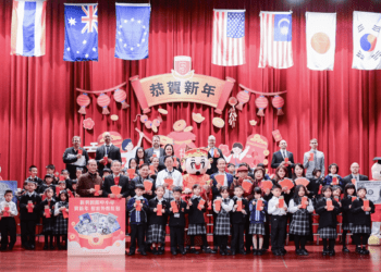 張善政讚教育新思維 新興國際中小學開學典禮送外幣紅包啟發學生國際觀