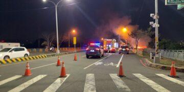 員警勤務中遇火燒車 情況危急英勇警救援駕駛