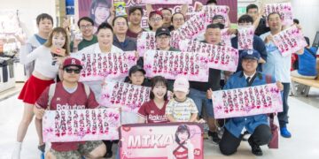 樂天女孩MIKA大全聯忠孝店任一日店長 「樂天桃猿乖乖骰子箱」掀起應援毛巾收藏潮