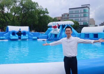 竹北雙市公園水樂園！鄭朝方邀小小市民帶爺奶週末來玩水看兒童劇