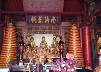 影音／遵循古禮抽清水岩寺出國運、工商和農牧籤詩　分別為中下籤及上籤