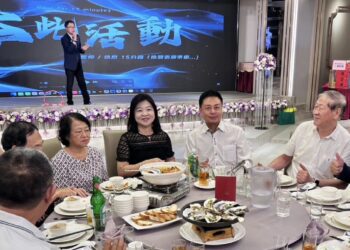 高雄百貨同業公會迎戰逆境　顏鳳冠高票連任理事長