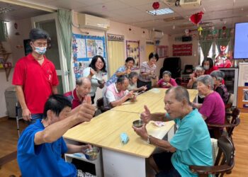 節氣已步小暑盛夏　榮家照服長輩品嚐地瓜綠豆湯解熱