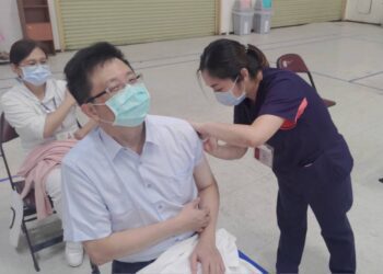 防範流感與新冠疫情 花蓮醫院疫苗開打  