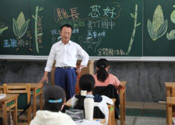 開學倒數計時　翁章梁視察義竹國中整備工作