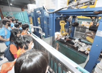 環保新知識大公開 新北環保局小局長體驗AI資源分選場實際操作