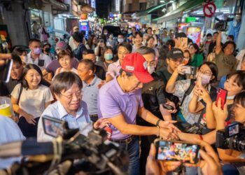 郭台銘走訪嘉義夜市美食，民眾高喊「總統好！」