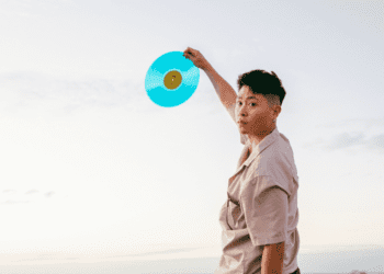 梨長LINION再推《HIDEOUT》限量透光水藍彩膠 街聲官網獨家販售