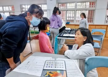 信賴眼科小學義診　發現問題挽救孩童