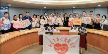 樂心關懷協會連10年送暖 累計捐7千多張鞋券 讓弱勢學童「足」感動