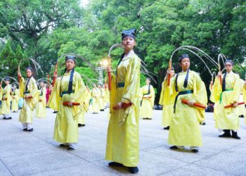 嘉市紀念孔子2574週年誕辰釋奠典禮　黃敏惠分送學子祈福小物