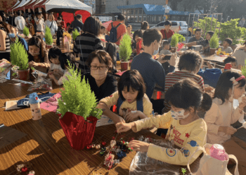 板橋花市耶誕狂歡 DIY聖誕樹、愛心捐發票好康活動滿滿