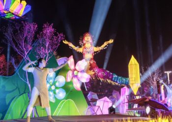 顛覆想像！2025台中燈會逆轉勝 飛天女媧、極光奇景引爆打卡潮