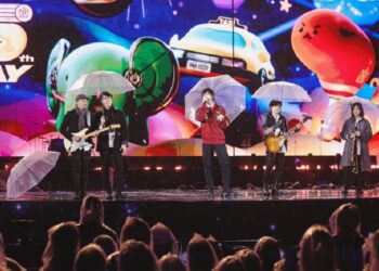 五月天《FLY TO 2025 線上跨年演唱會》怪獸女兒詠詠驚喜客串 2025年的第一滴淚就獻給五月天