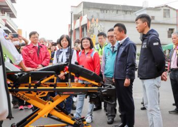 溪北六興宮與久億藥局合捐救護車 新港消防隊添救生利器