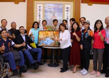 以口執筆繪出精彩人生　黃清助首次油畫個展充滿生命力