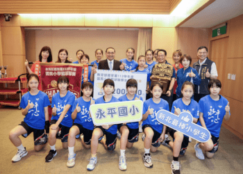 永平國小女籃稱霸全國 侯友宜頒獎20萬表揚