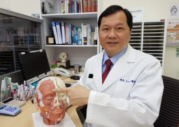 注射豐額精靈針或玻尿酸 必須防止眼睛失明 皮膚科醫學會座長王正坤醫師提醒醫師們避免注射到額頭動脈