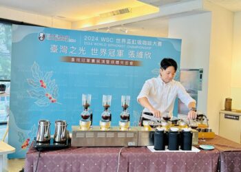 以卓越技藝與創意征服國際評審　歐客佬張維欣勇奪2024世界盃虹吸咖啡大賽世界冠軍