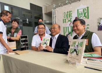 對歸仁沙崙園區發展貢獻巨大的蘇貞昌與王定宇同框在台南舉行首場簽書會