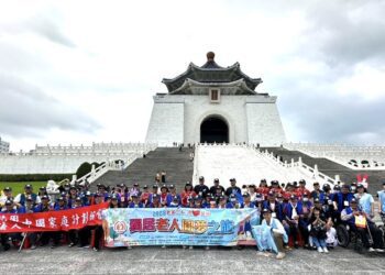 頂新和德攜手志工傳愛　響應公益邀請獨居老人吃脆皮炸雞