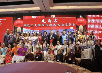 三重先嗇宮歲末送暖 副秘書長柯慶忠代表侯友宜致贈禮品