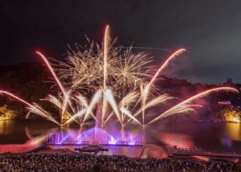 繽紛煙火照亮碧潭 300秒絢麗表演引爆夏日浪漫