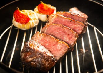 美麗信花園酒店-青庭餐廳推出「極品煙燻肋眼」奢華上桌