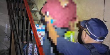 影音/獨居病患報案求助虛弱難言 內安警即刻救援助送醫