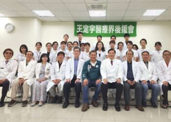 台南一群醫師白袍團隊 支持王定宇立委競選連任